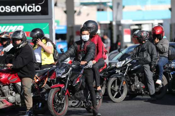 También algunas personas utilizaron tapabocas mientras usaban sus motocicletas. Foto Prensa Libre: Érick Ávila