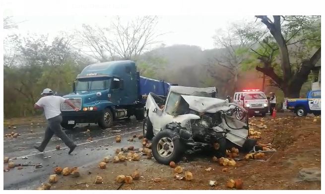 El picop transportaba cocos y quedaron tirados en la carretera. (Foto Prensa Libre: Dony Stewart)