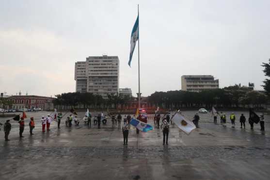 Agentes de la Policía Nacional Civil llevaron a cabo una actividad en la Plaza de la Constitución después del toque de queda. Foto Prensa Libre: Fernando Cabrera