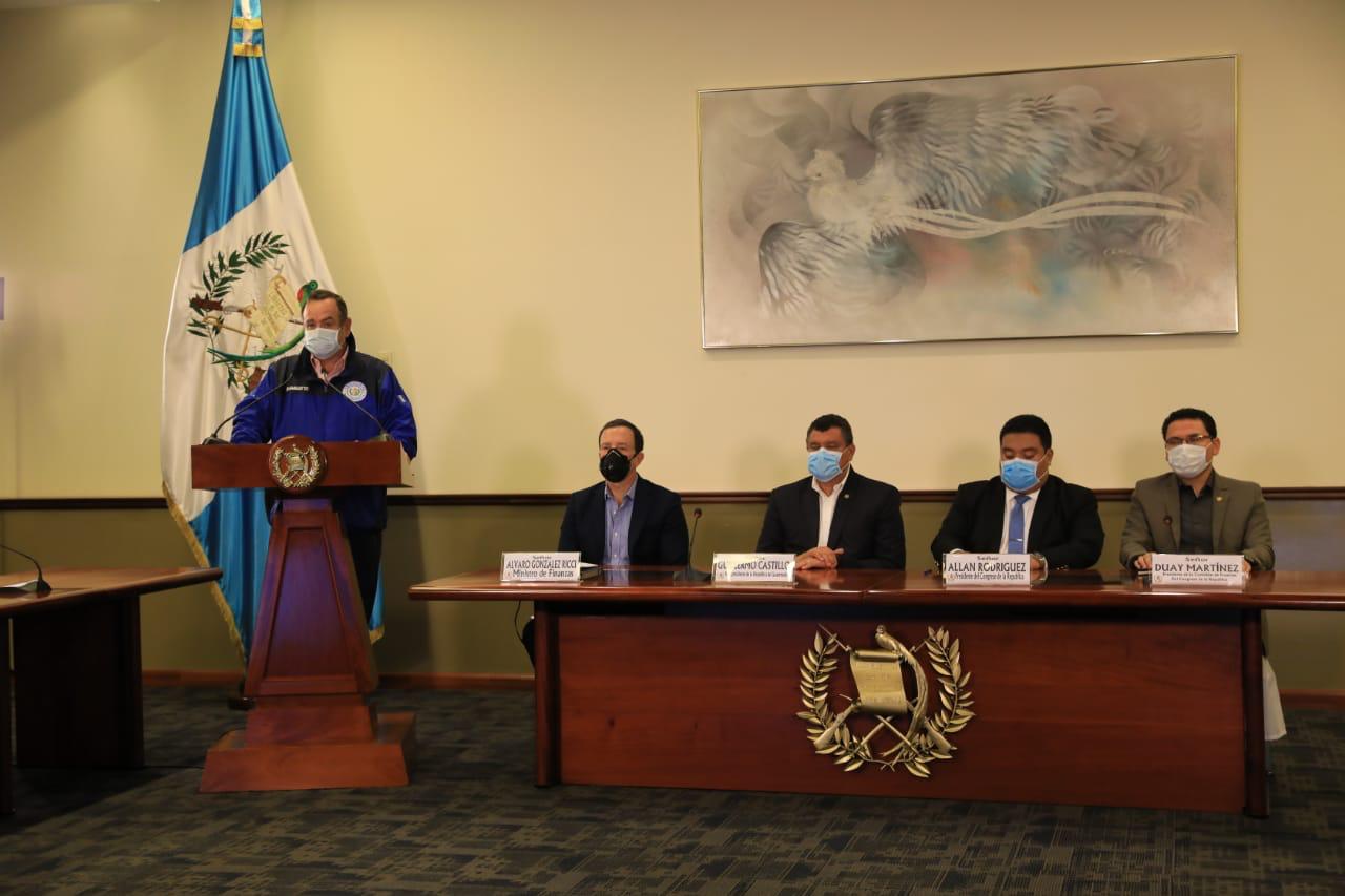 Alejandro Giammattei, presidente, junto al vicepresidente Guillermo Castillo, diputados y ministros, en un mensaje a la nación. (Foto Prensa Libre: Presidencia)