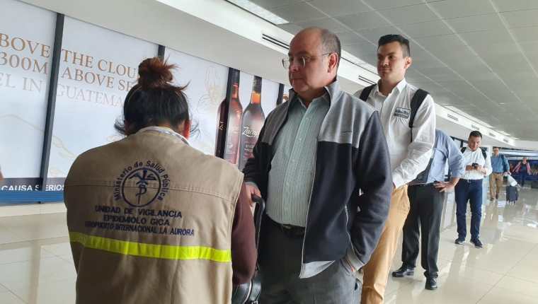 Viajeros pasan el control sanitario en el Aeropuerto Internacional La Aurora, este 11 de marzo de 2020. (Foto: Prensa Libre: Dadiana Cabrera).