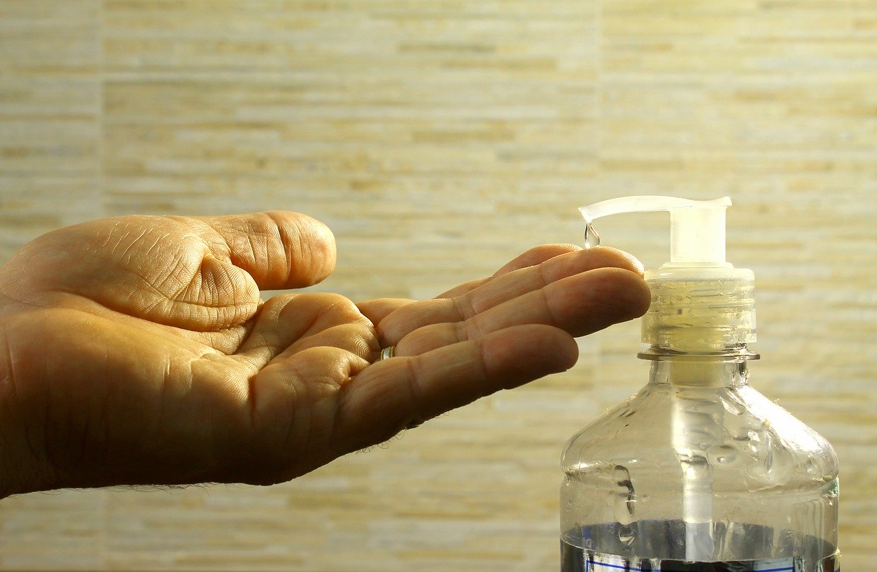 Las recetas de gel antibacterial casero no están comprobadas que sean de prevención para el covid-19, por lo que no es recomendable hacerlas. (Foto Prensa Libre: pixabay). 