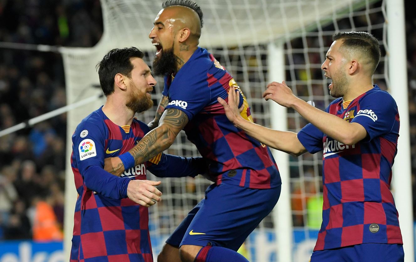 Messi es felicitado después de anotar el gol de la victoria. (Foto Prensa Libre: AFP).