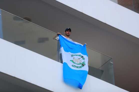 Los vecinos salieron y agitaron banderas de Guatemala en sus balcones. Foto Prensa Libre: Juan Diego González 