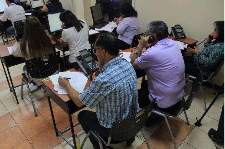 Las autoridades de Salud y Economía tienen habilitados un centro de llamadas para atender denuncias y peticiones por la calamidad. (Foto Prensa Libre: Byron González)