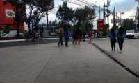 Cientos de guatemaltecos debieron caminar hasta sus lugares de trabajo. (Foto Prensa Libre: William Cumes)