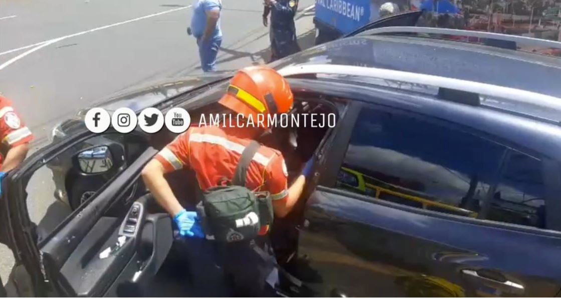 Los Bomberos Municipales llegaron al rescate de la víctima. (Foto Prensa Libre: Amílcar Montejo)