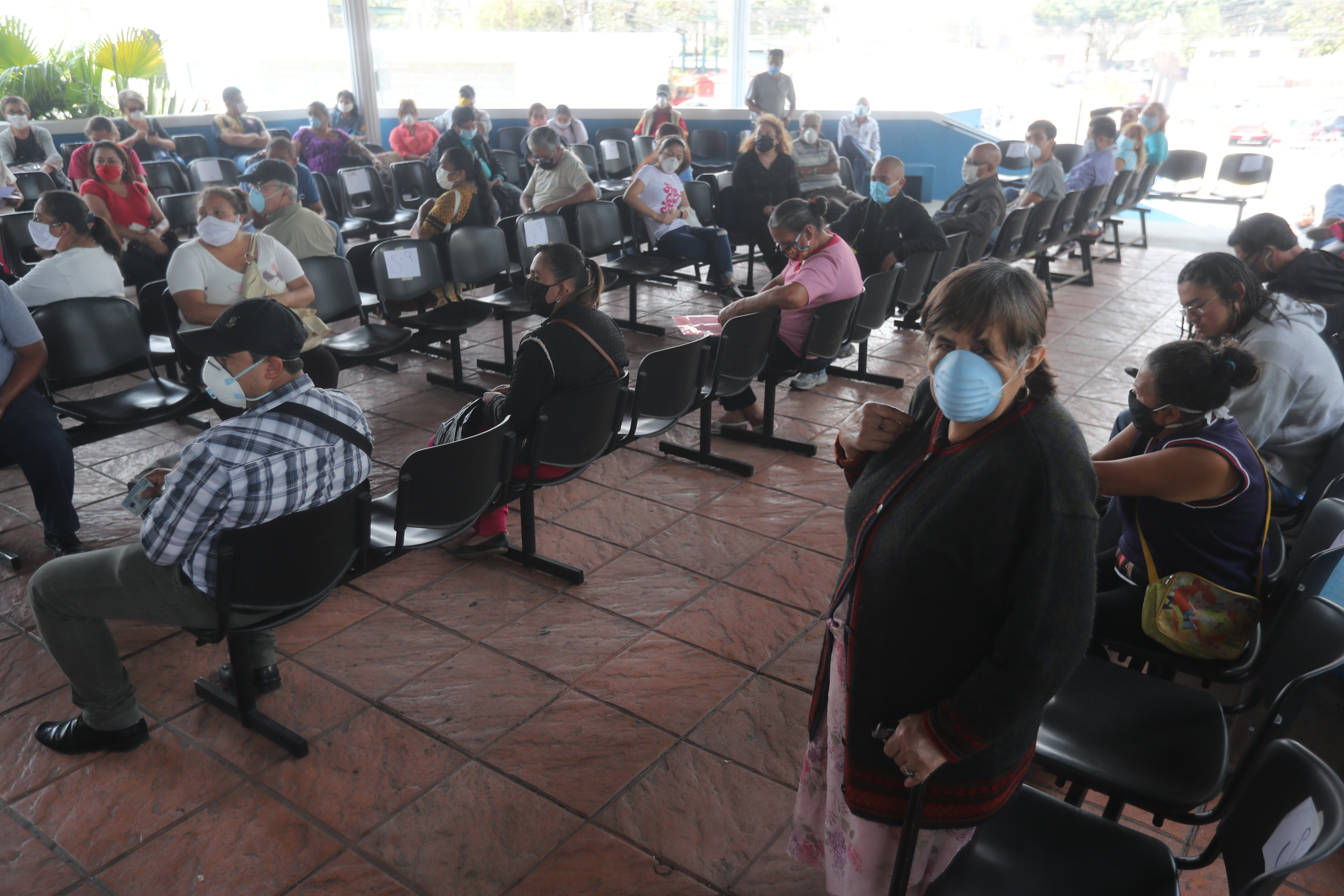 Personas de la tercera edad llegan al Camip de la zona 12 ante la falta de un familiar o conocido que recoga su medicamento. (Foto Prensa Libre: Erick Ávila)


