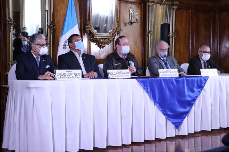 El presidente Alejandro Giammattei en conferencia de prensa con las autoridades del IGSS, Intecap e Irtra. (Foto Prensa Libre: La Red) 