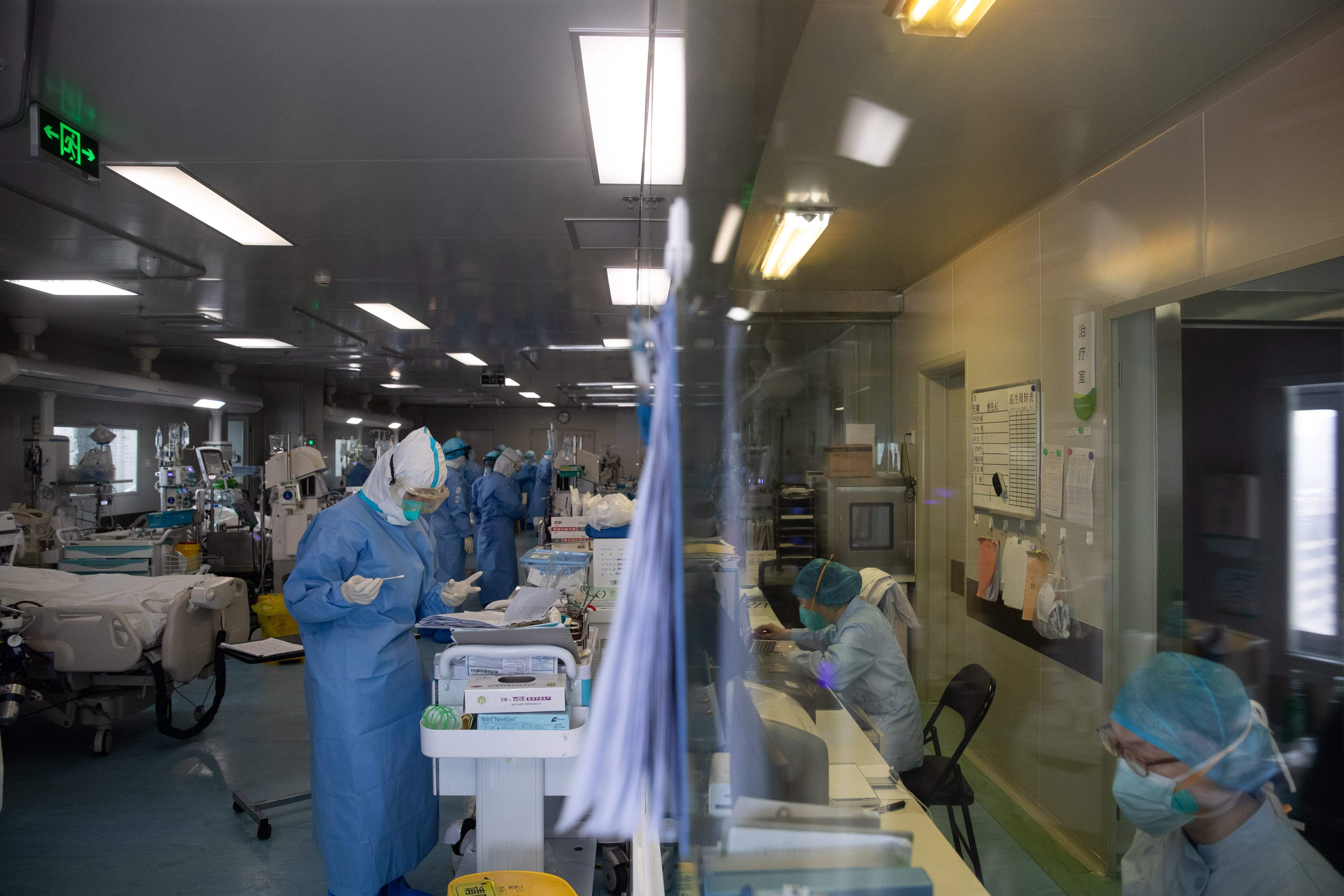 Los servicios médicos de Wuhan se enfrentan ahora, en la atención de infectados de coronavirus que llegaron del extranjero. (Foto Prensa Libre: AFP).