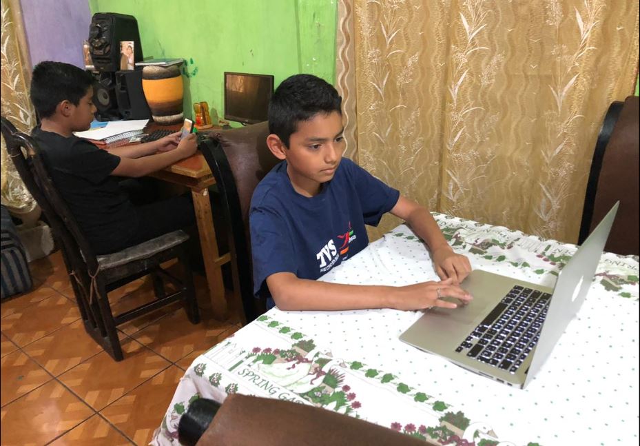 Muchos niños, especialmente del sector educativo privado, reciben clases a través de plataformas virutales. (Foto Prensa Libre: Hemeroteca PL)