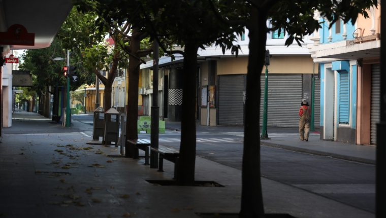 Comercios que no están dentro de las excepciones permanecen cerrados ante emergencia por coronavirus. (Foto Prensa Libre: Óscar Rivas)