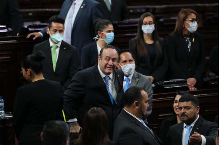 El presidente Alejandro Giammattei llegó al Congreso a presentar su plan económico. (Foto Prensa Libre: Érick Ávila)