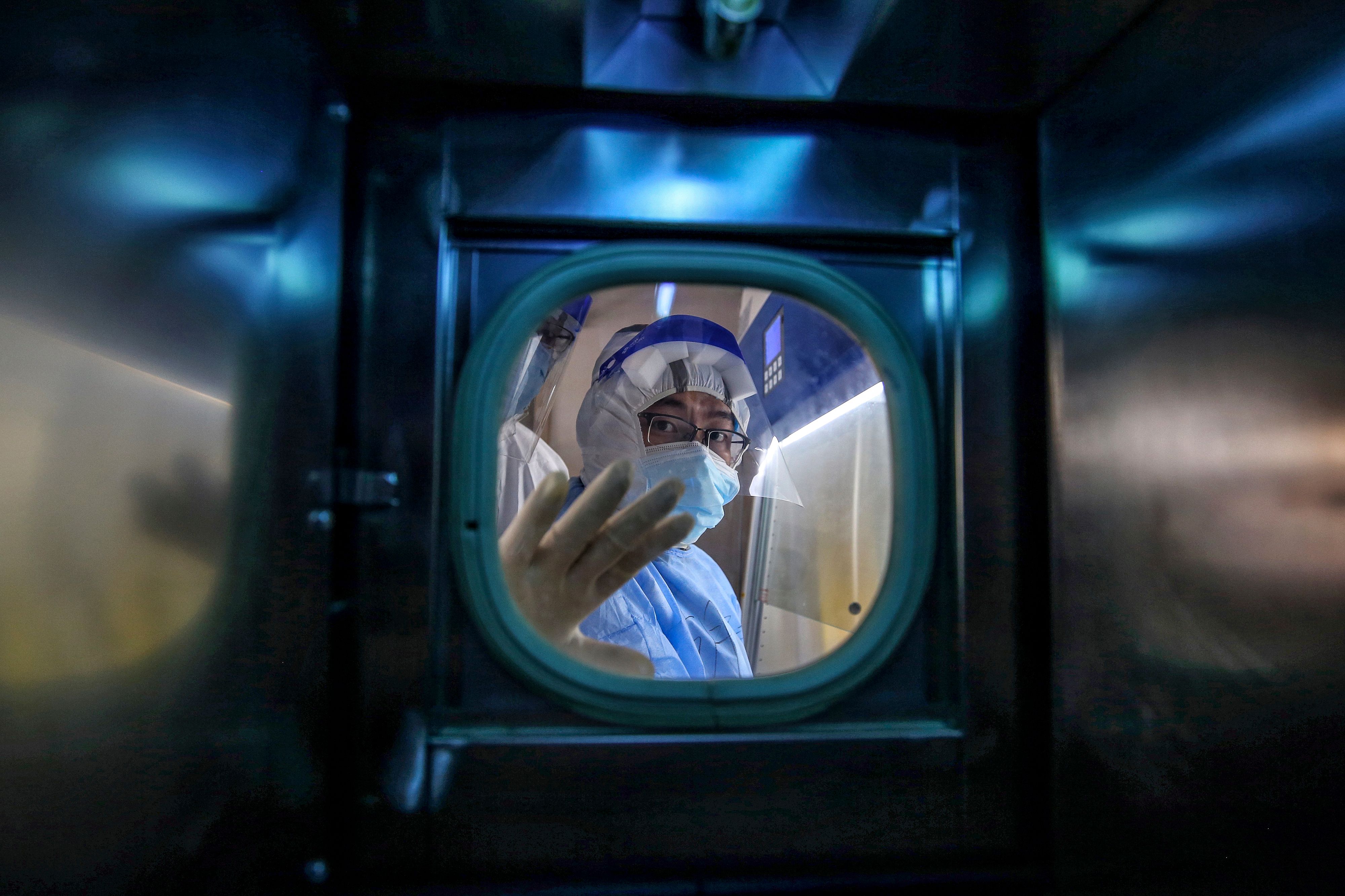 Un laboratorio británico intenta hallar una vacuna contra el Covid-19. (Foto Prensa Libre: AFP)