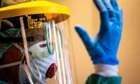 Budapest (Hungary), 16/03/2020.- A nurse puts on protective gear in a ward designated for receiving new patents infected with the Covid-19 virus in a hospital in Budapest, Hungary, 16 March 2020. The number of people in Hungary testing positive for the new coronavirus has increased to 39, and one person has died. (Hungría) EFE/EPA/ZSOLT SZIGETVARY HUNGARY OUT