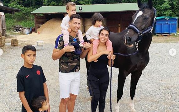 Cristiano Ronaldo se ha refugiado en Portugal junto a su familia. En la fotografía aparecen en Italia en un fin de semana de descanso. (Foto Prensa Libre: Instagram Georgina Rodríguez)