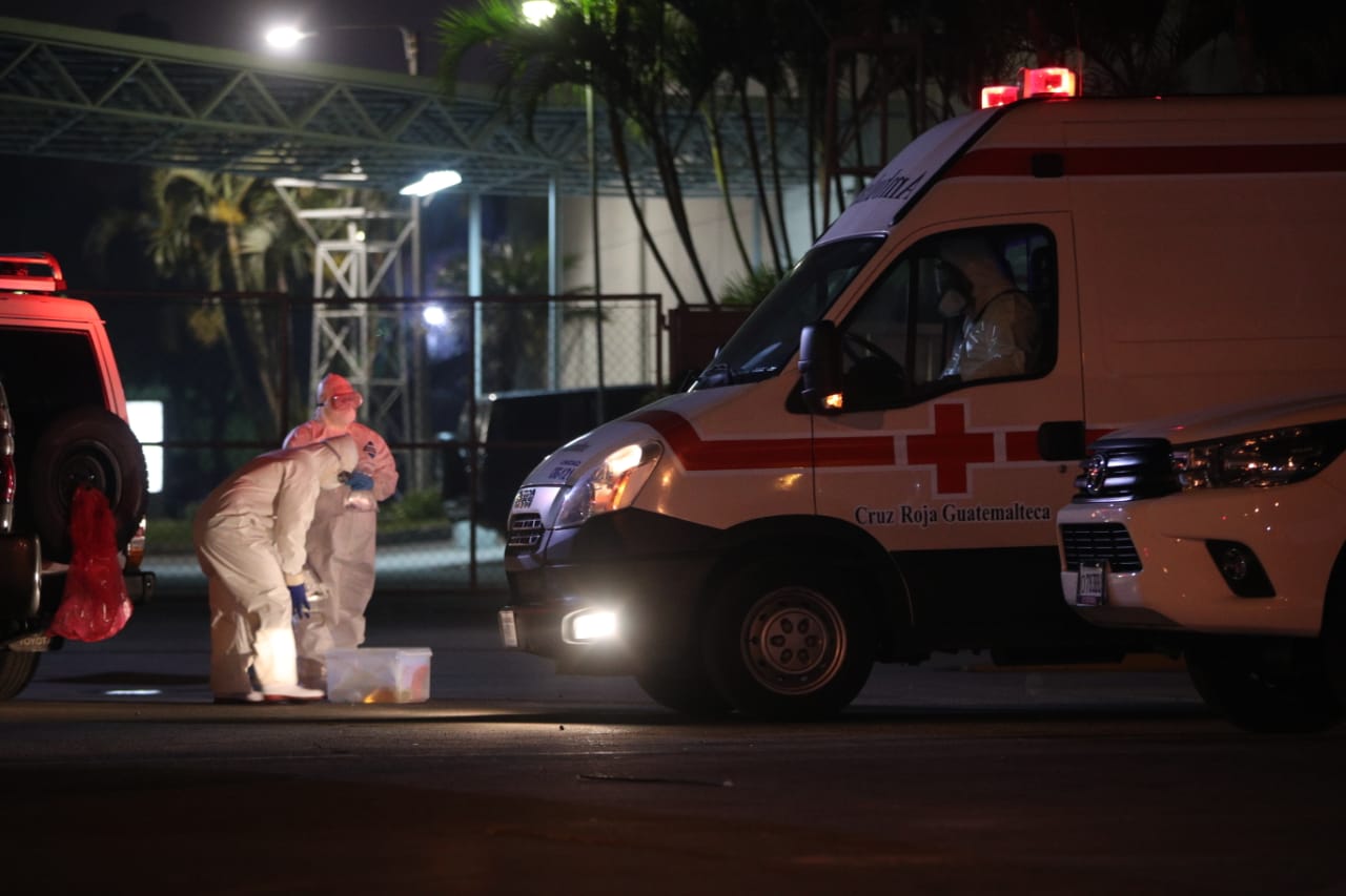 Personal de Cruz Roja Guatemalteca traslada a pacientes de coronavirus al hospital provisional del Parque de la Industria. (Foto Prensa Libre: Carlos Hernández)