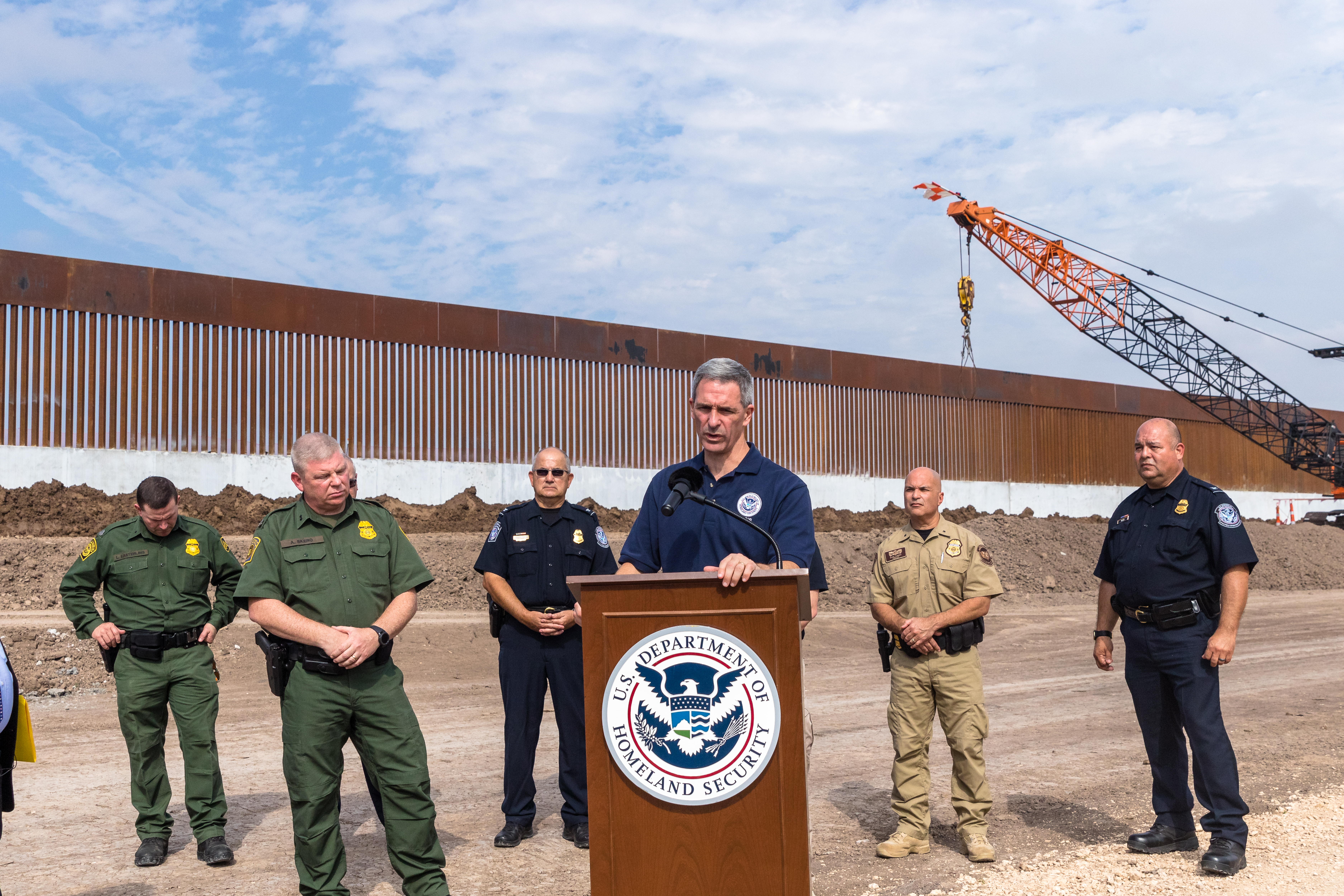 Ken Cuccinelli, subsecretario de Seguridad Interna de EE. UU., habla con periodistas en la localidad de Donna, Texas, donde se construye parte del muro. (Foto Prensa Libre: Douglas Tobar)