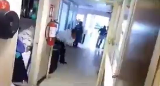 Sujetos armados ingresaron al IMSS en Culiacán para arremeter contra un paciente. (Foto Prensa Libre) 