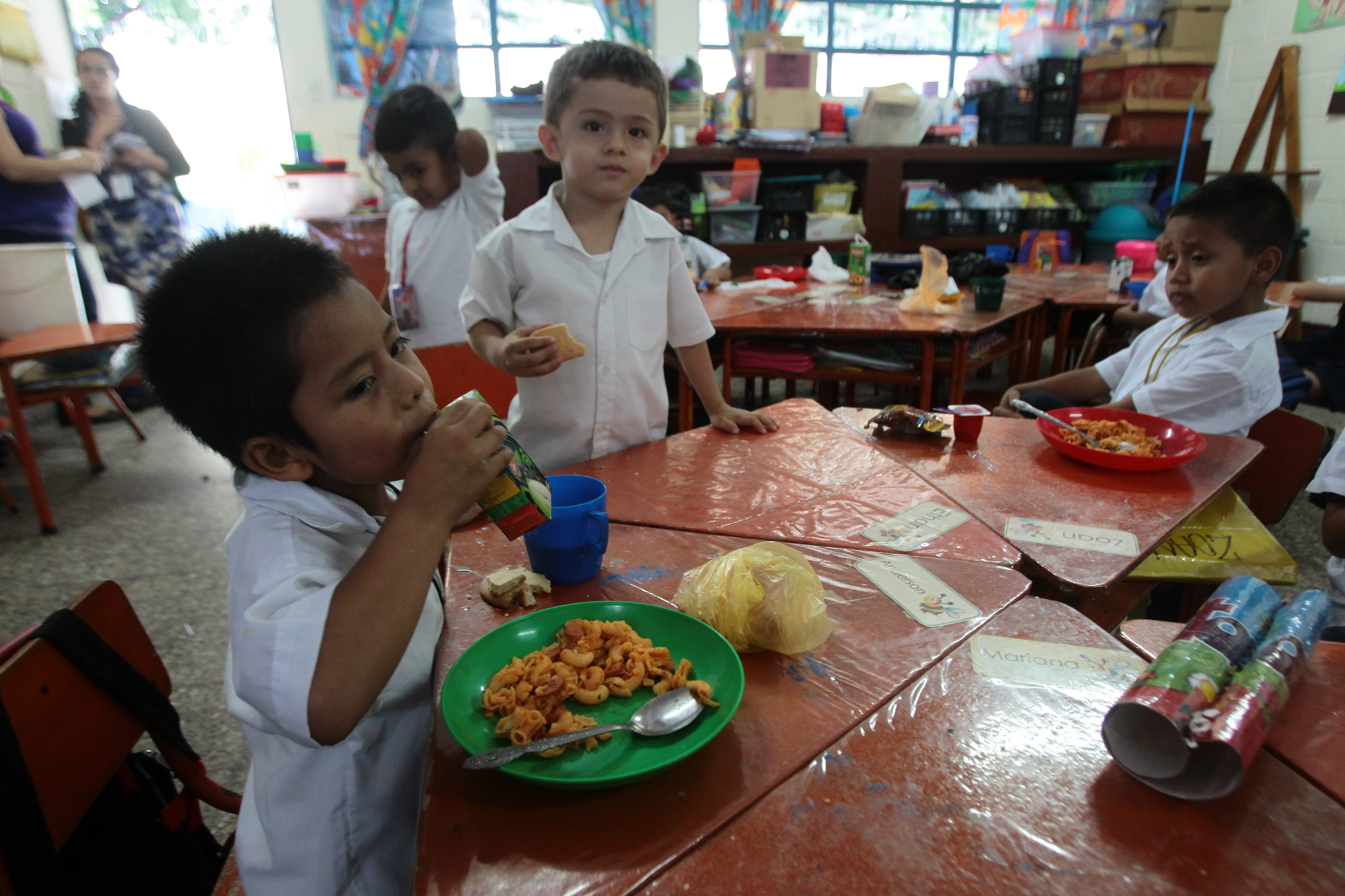 Nios de la escuela oficial de prvulos No. 1 Ramona Gil, reciben su refaccin escolar.  El programa "Refaccin escolar" no logra llegar a todos los nios en las escuelas.



FOTO: çlvaro Interiano.     25/05/2016
