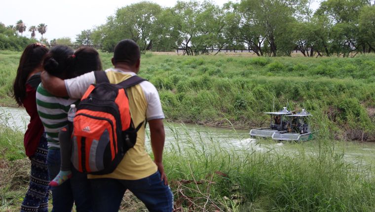 Muchos migrantes se exponen a distintos peligros al cruzar de forma ilegal la frontera entre México y Estados Unidos. (Foto Prensa Libre: Hemeroteca PL).