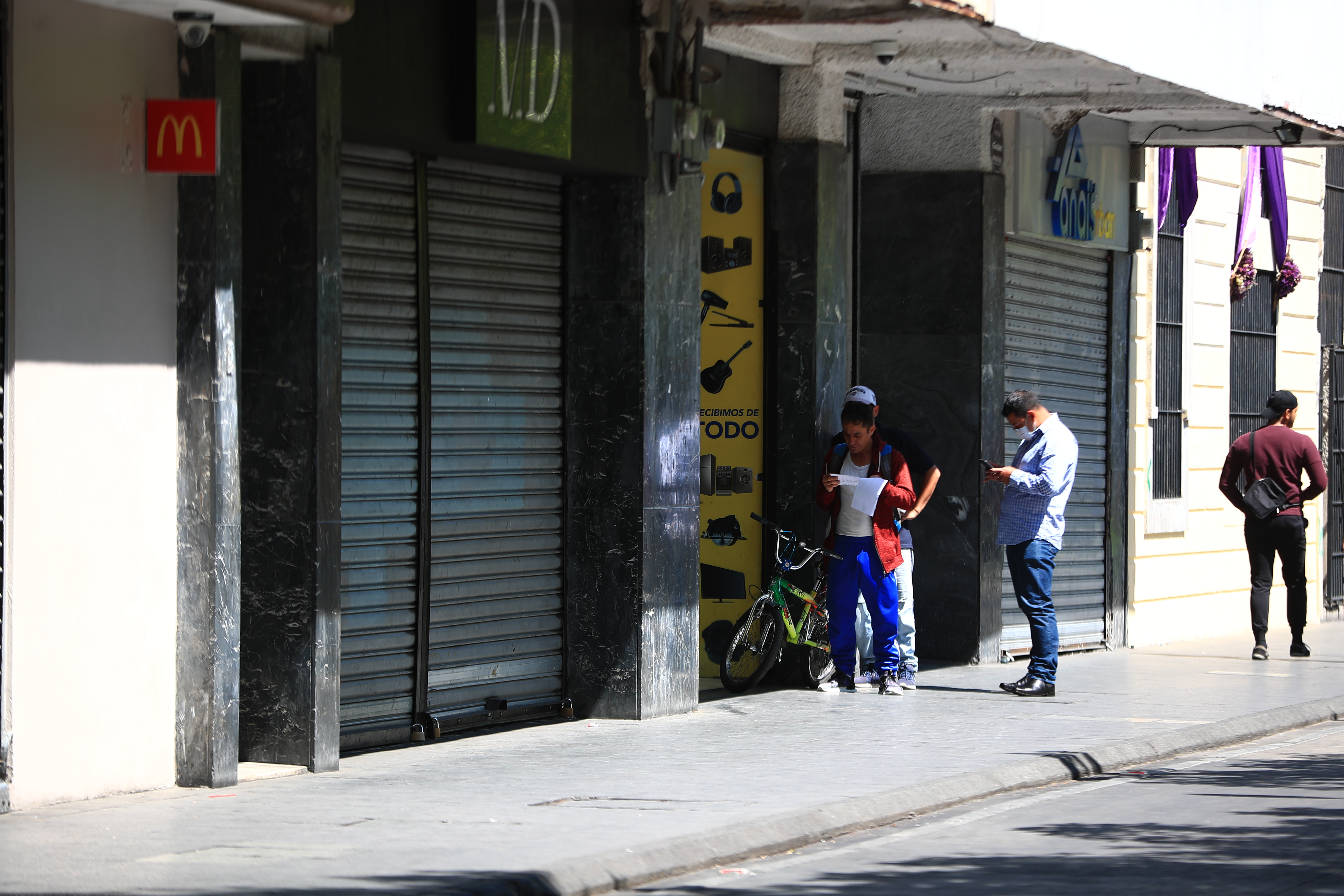 Personas esperan en fila para ingresar a una casa de empeño, en zona 1, y gestionar préstamos cediendo artículos. (Foto Prensa Libre: Carlos Hernández) 