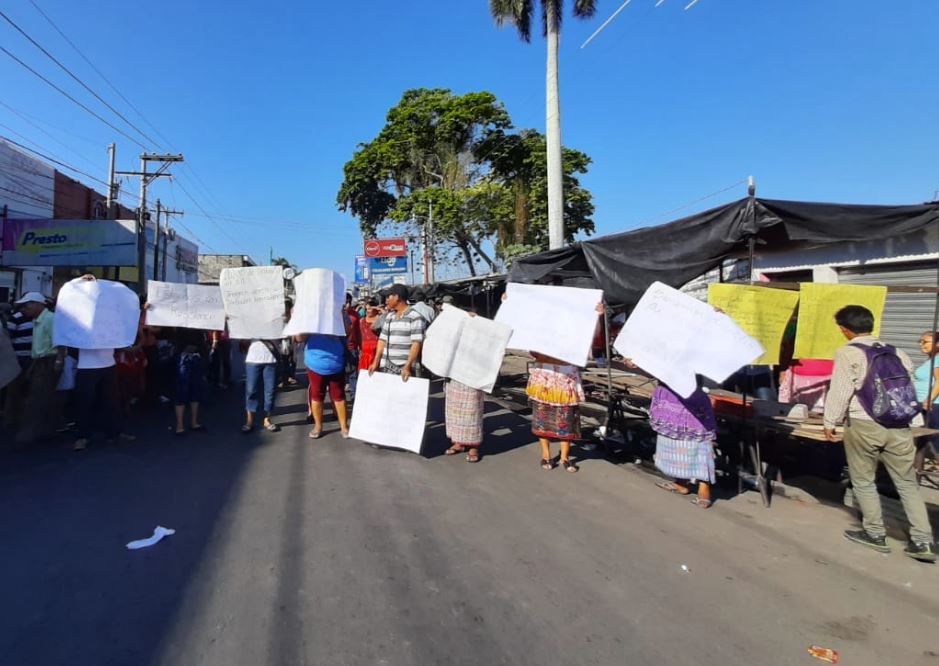 Vendedores de La Terminal, en Retalhuleu, rechazan desalojo y bloquean paso