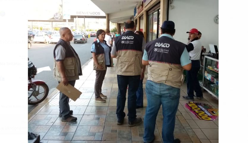 Delegados de la Diaco durante los operativos de verificación de precios. (Foto Prensa Libre: Diaco)