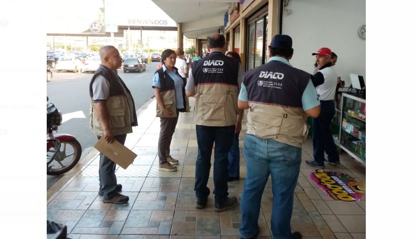 Delegados de la Diaco durante los operativos de verificación de precios. (Foto Prensa Libre: Cortesía)