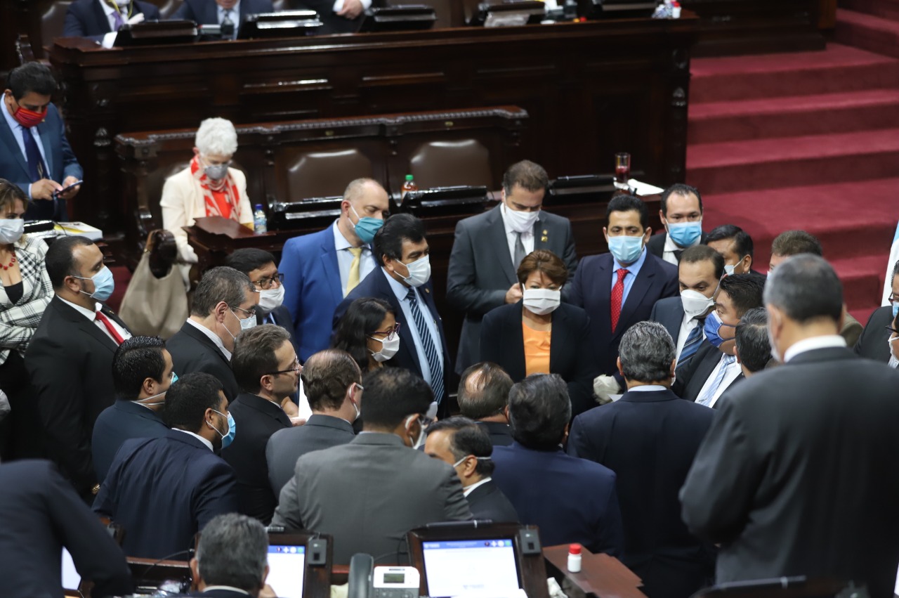 Jefes de bloques se reúnen al comienzo de la sesión plenaria. (Foto Prensa Libre)