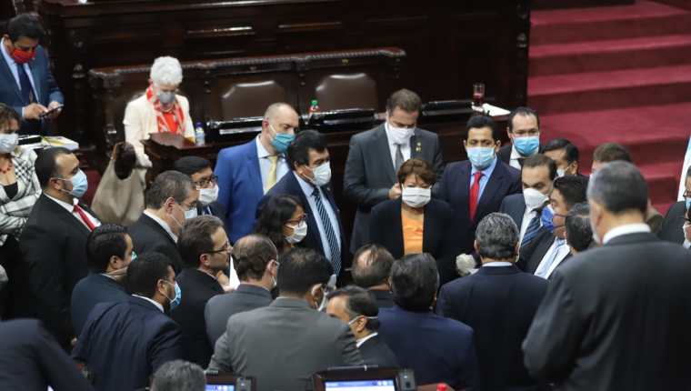 Jefes de bloques se reúnen al comienzo de la sesión plenaria. (Foto Prensa Libre)