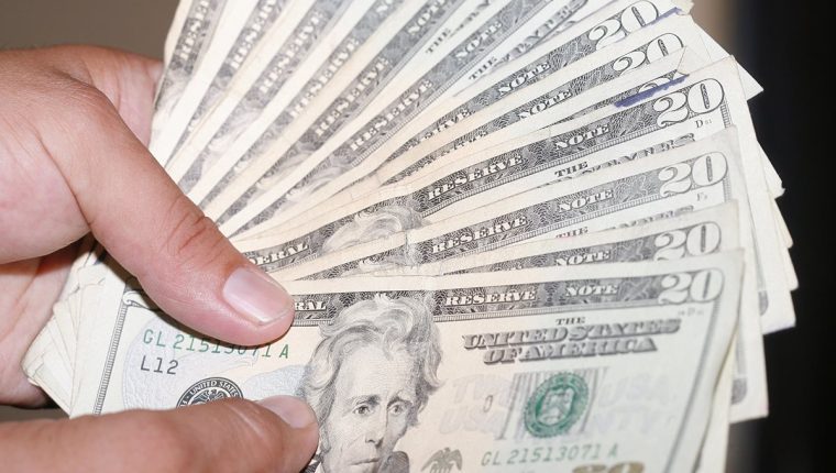 Este lunes el mercado cambiario registró una extraordinaria demanda que presionó la cotización del dólar frente al quetzal, atribuido en parte por la emergencia del covid-19, confirmaron las autoridades monetarias. (Foto Prensa Libre: Hemeroteca)