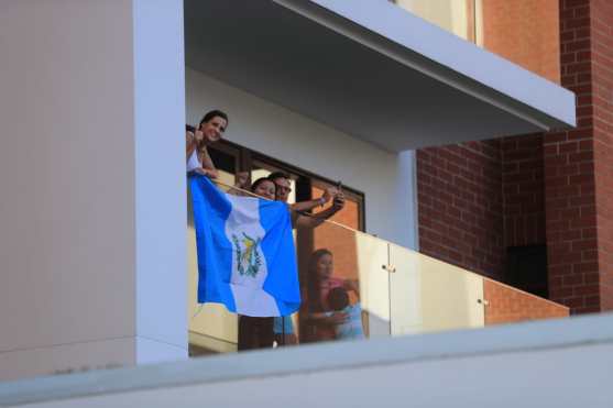 La recompensa para los agentes fueron minutos de aplausos y muchos gritos de agradecimiento de parte de los vecinos. Foto Prensa Libre: Juan Diego González