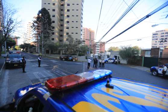 Los agentes mantendrán una agenda para visitar otras zonas mientras dure el toque de queda. Foto Prensa Libre: Juan Diego González
