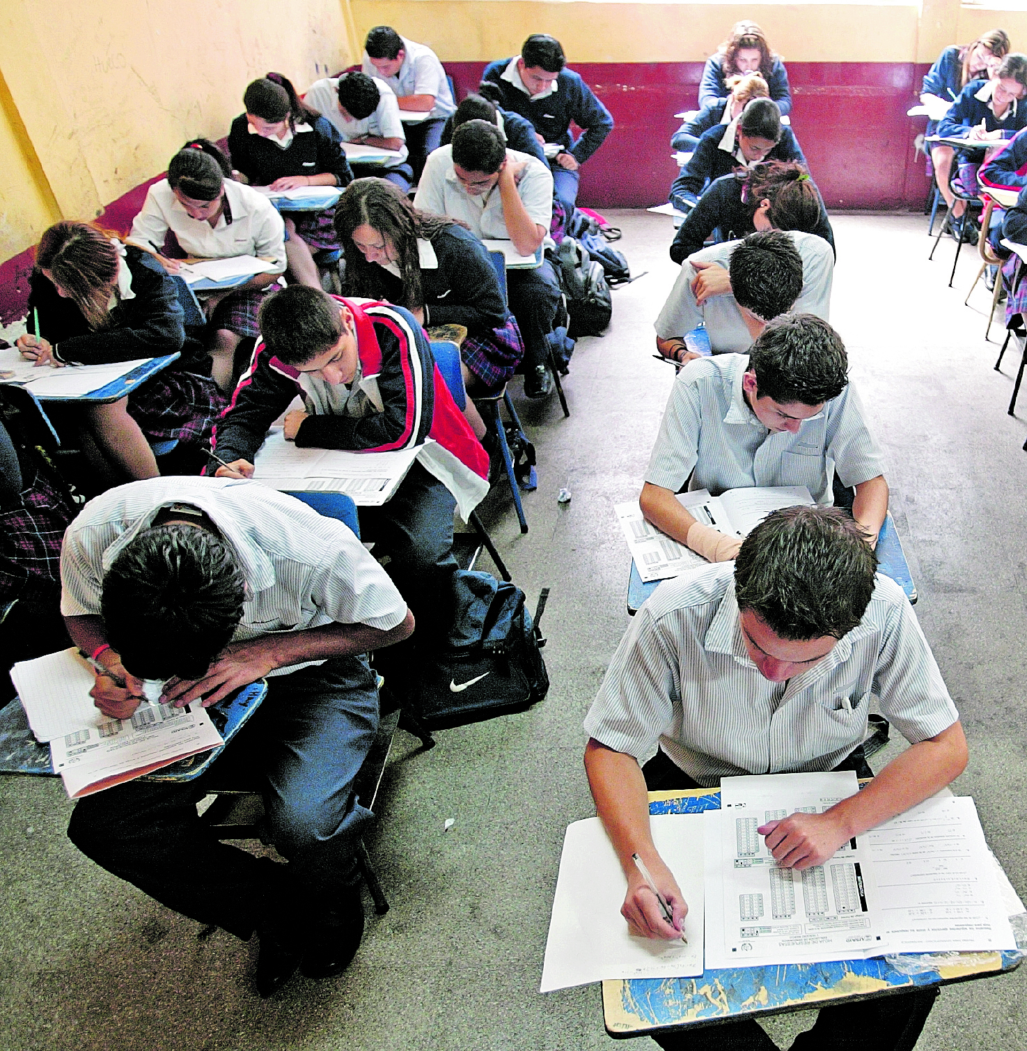 Los estudiantes de todos los niveles del sector público recibirán guías de lineamientos y de autoaprendizaje para que continúen estudiando en casa.  (Foto Prensa Libre: Hemeroteca PL)