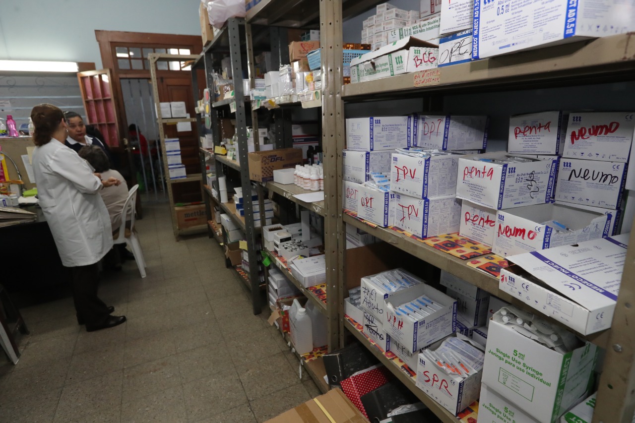 Las farmacias están dentro del grupo de negocios que podrán atender a la población durante el toque de queda. (Foto Prensa Libre: Hemeroteca PL)