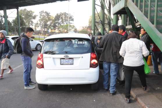 En otros lugares los taxis prestaron servicio colectivo para llegar a ciertos destinos. Foto Prensa Libre: Érick Ávila