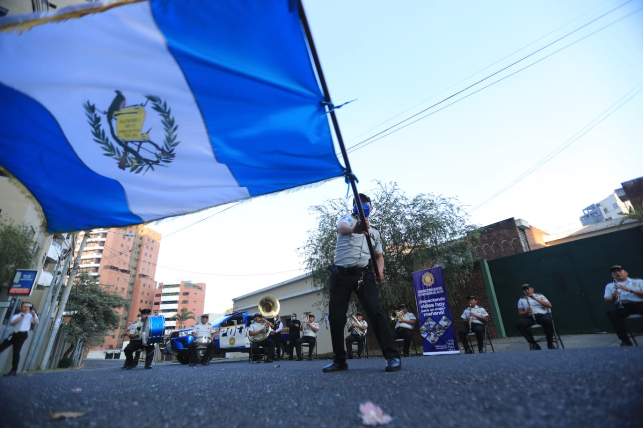 Banda Marcial de la PNC visita algunas zonas del país durante el toque de queda, esta tarde visitaron la zona 14. 
