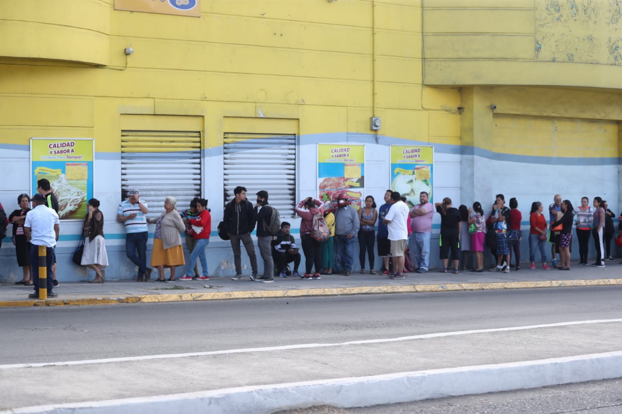 Largas filas de personas para ingresar a comprar artículos de primera necesidad, se pueden observar en algunas tiendas. 