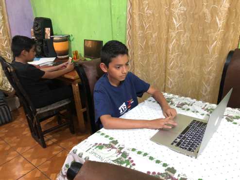 En los hogares algunos niños recibieron clases en línea de parte de sus colegios. Foto Prensa Libre: Óscar Rivas