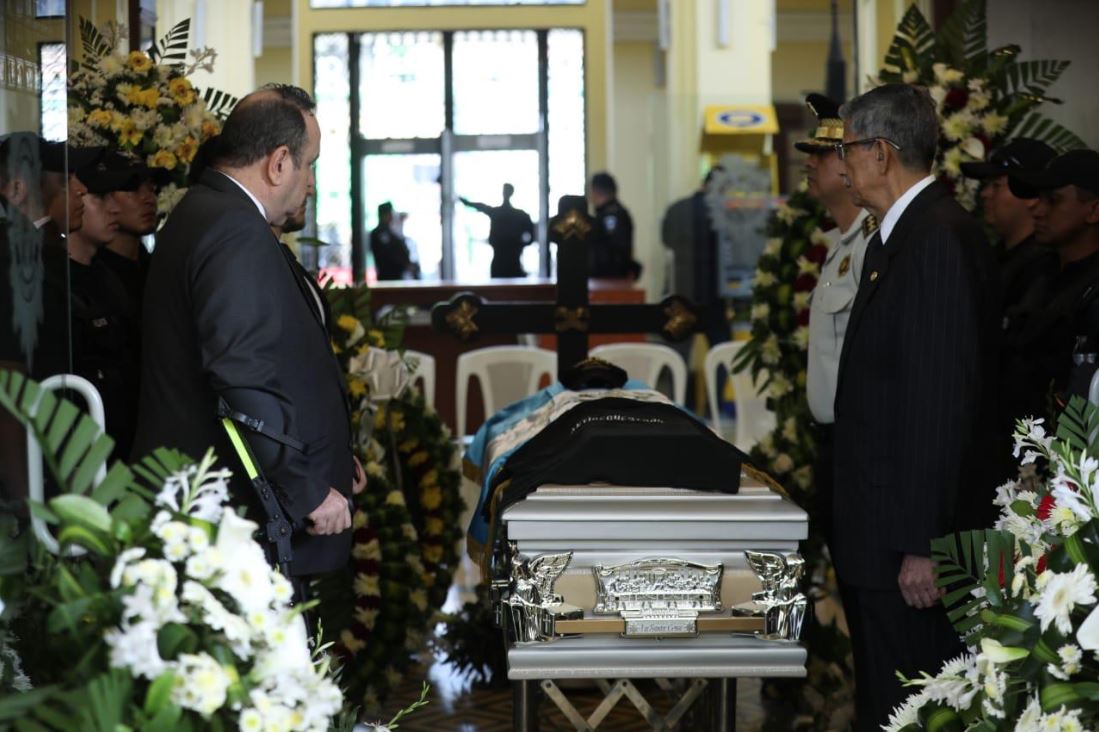 El policía fallecido recibió honras fúnebres. (Foto Prensa Libre: La Red)