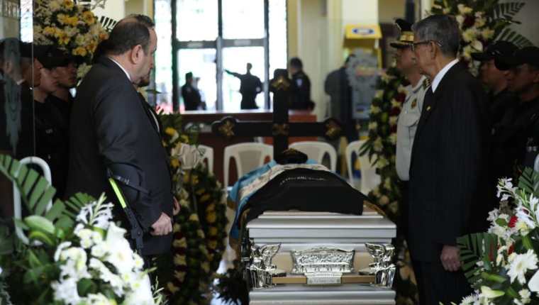 El policía fallecido recibió honras fúnebres. (Foto Prensa Libre: La Red)