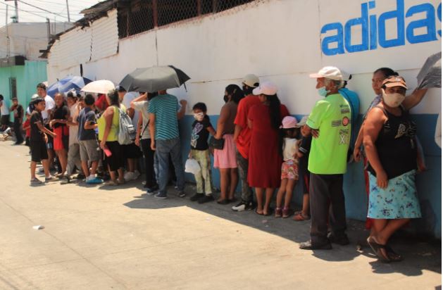 En medio de la crisis por el covid-19, largas filas de personas esperando comida en un comedor seguro en la colonia Lo de Bran, zona 6 de Mixco. (Foto Prensa Libre: Byron García)