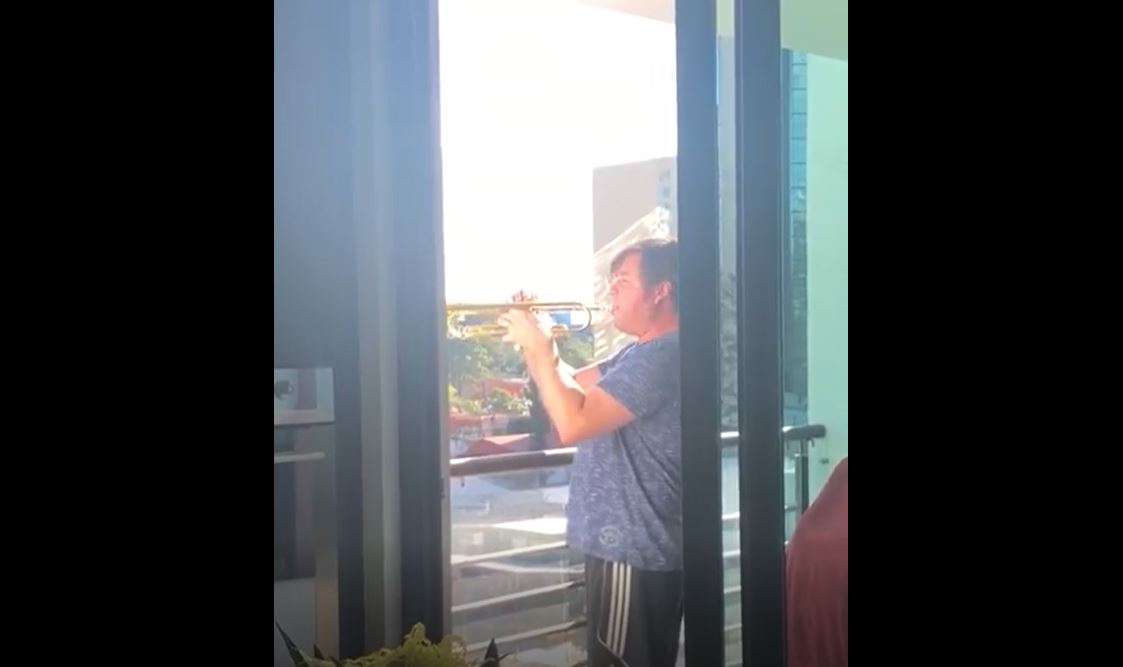 Jaco Nitsch salió al balcón de su apartamento para interpretar el Himno Nacional. (Foto Prensa Libre: Facebook)