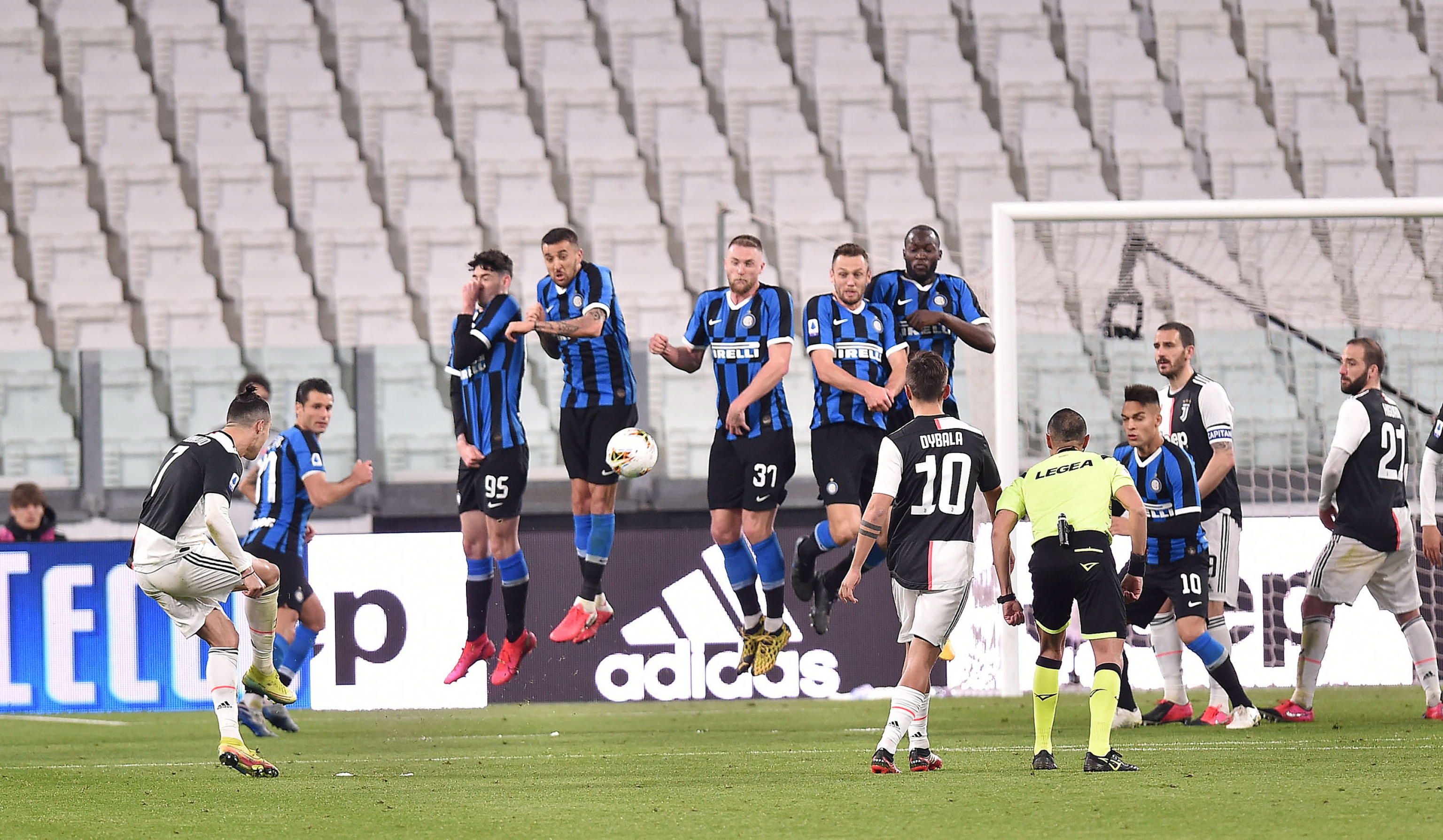 El juego entre Juventus FC y el Inter de Milán, se disputó a puerta cerrada. (Foto Prensa Libre: EFE)