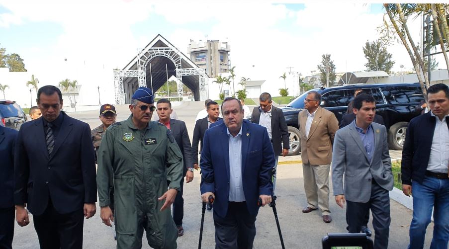 El presidente Alejandro Giammattei durante una supervisión del hospital temporal en el Parque de la Industria. (Foto Prensa Libre: La Red)