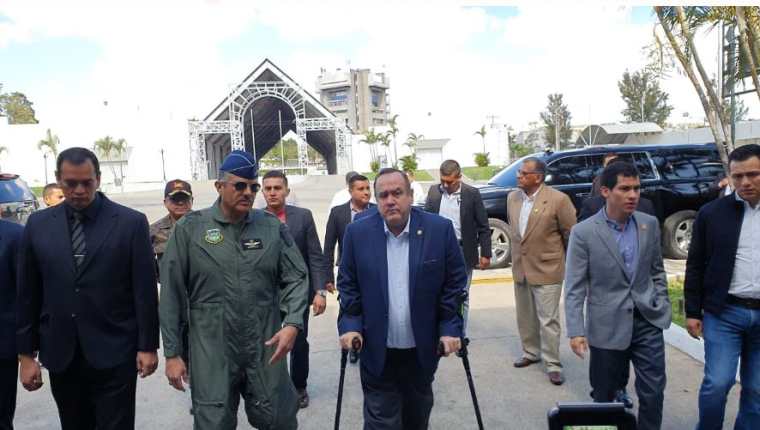 El presidente Alejandro Giammattei durante una supervisión del hospital temporal en el Parque de la Industria. (Foto Prensa Libre: La Red)