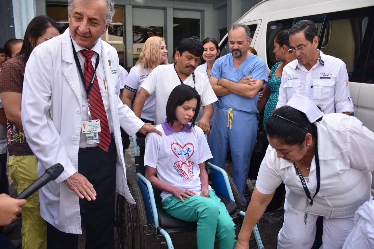Glady Téllez es dada de alta en el Hospital Regional de Escuintla, donde fue atendida por sus quemaduras. (Foto Prensa Libre: MSPAS)