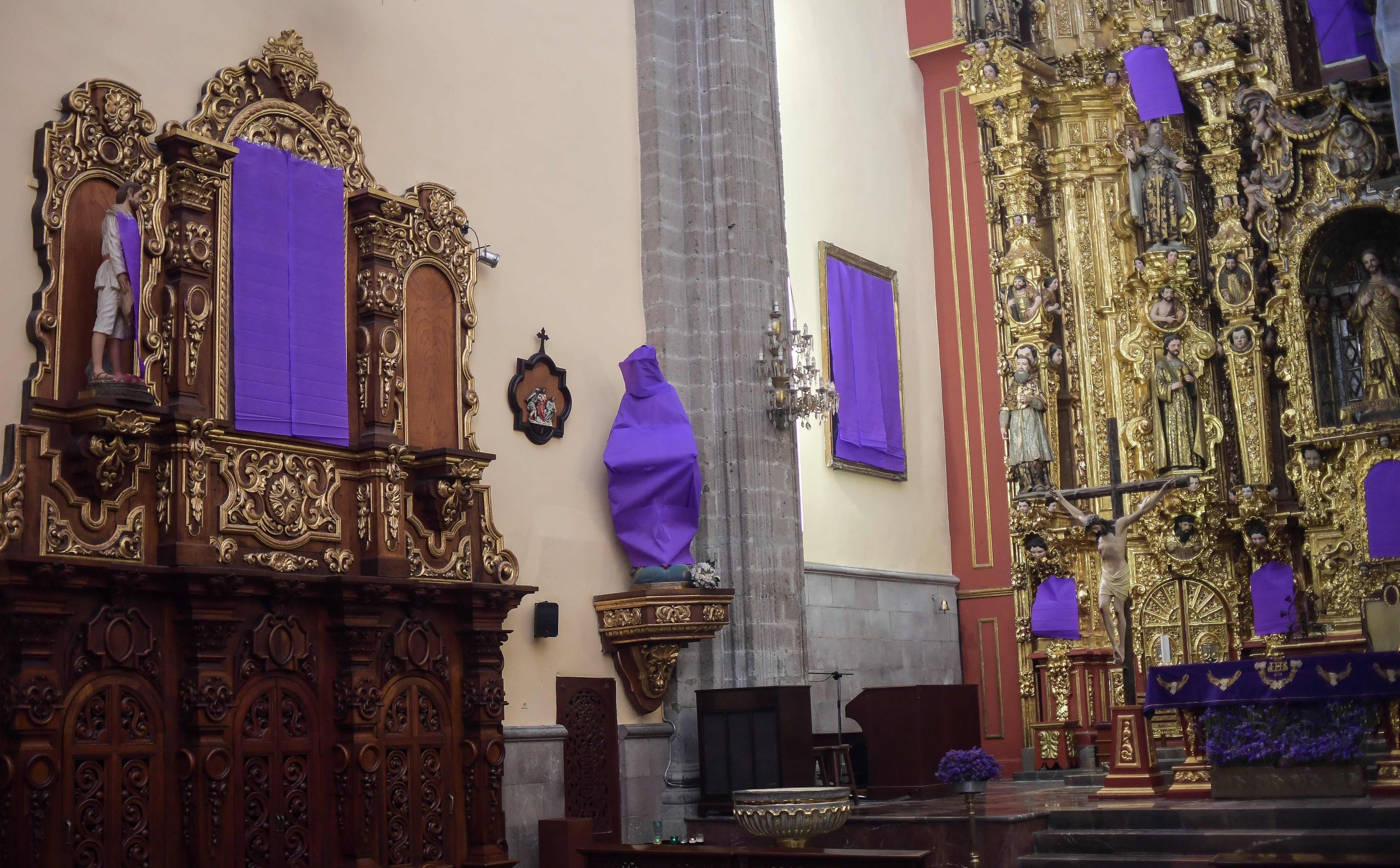 Las imágenes de una parroquia de la Ciudad de México fueron cubiertas con mantas moradas. (Foto Prensa Libre: AFP)