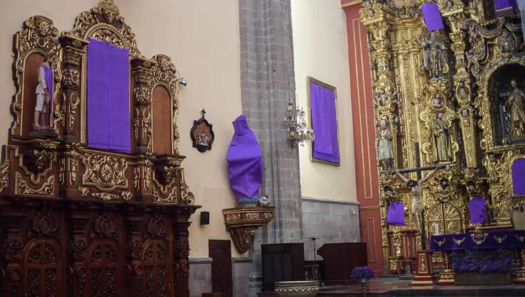Las imágenes de una parroquia de la Ciudad de México fueron cubiertas con mantas moradas. (Foto Prensa Libre: AFP)